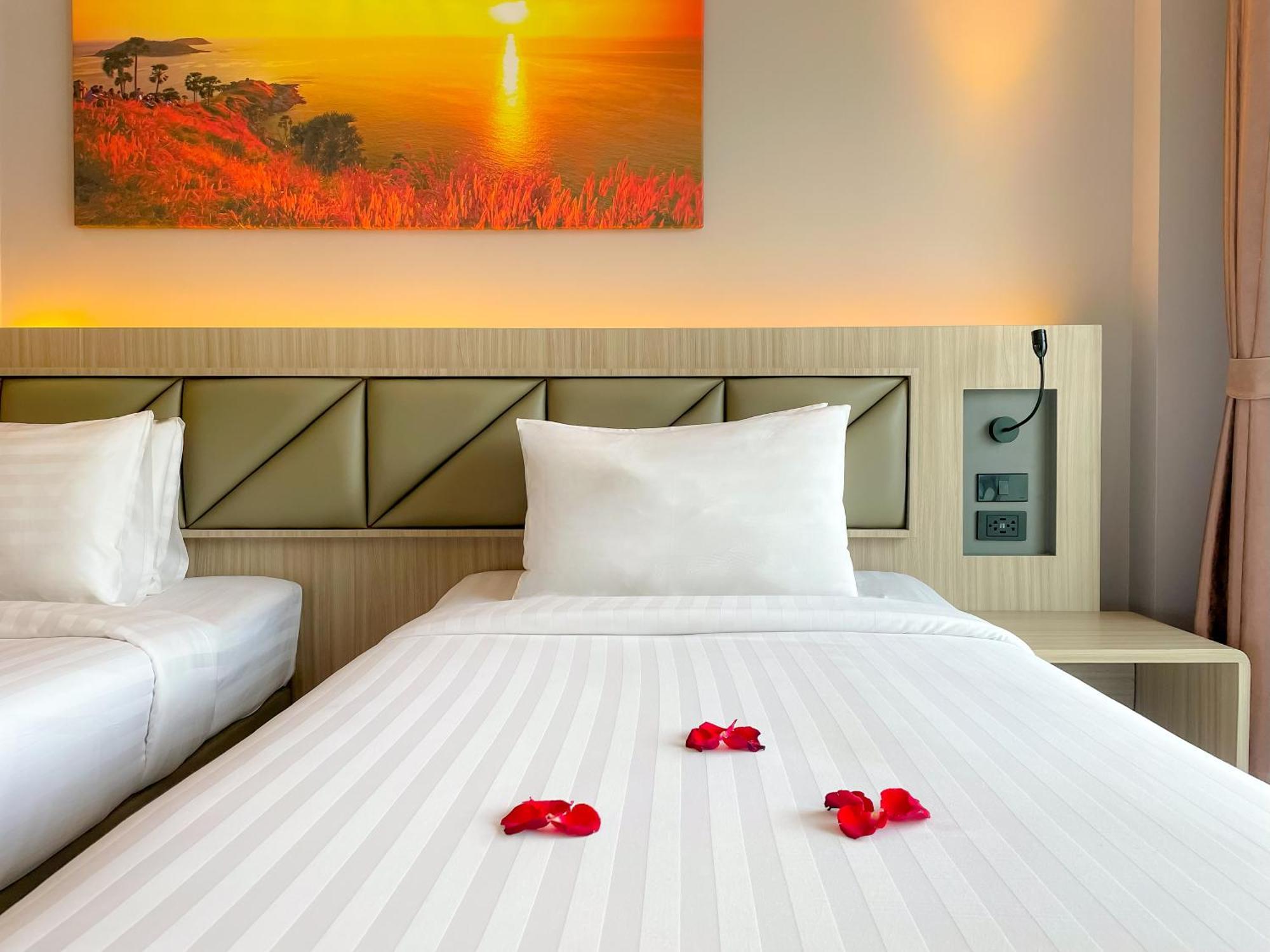 Clarian Hotel Beach Patong Kültér fotó
