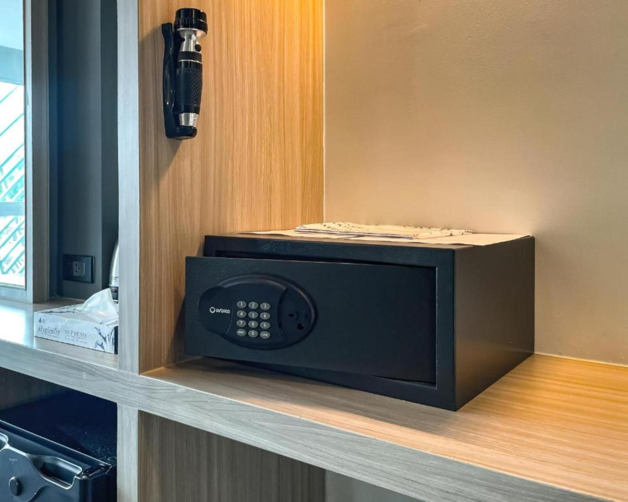 Clarian Hotel Beach Patong Kültér fotó