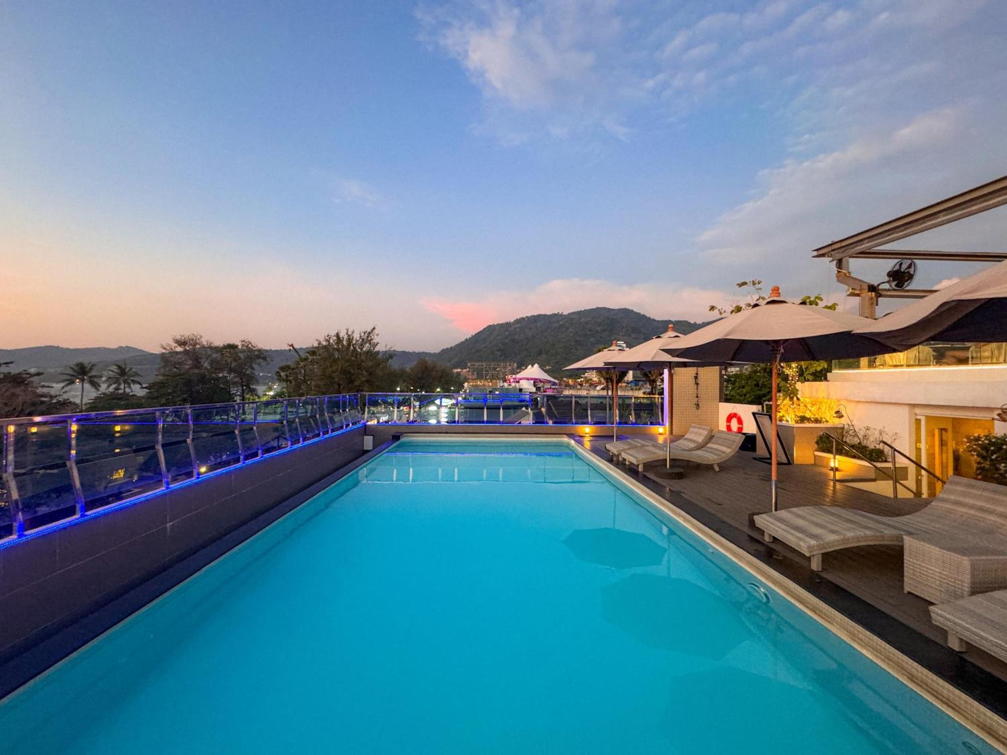 Clarian Hotel Beach Patong Kültér fotó